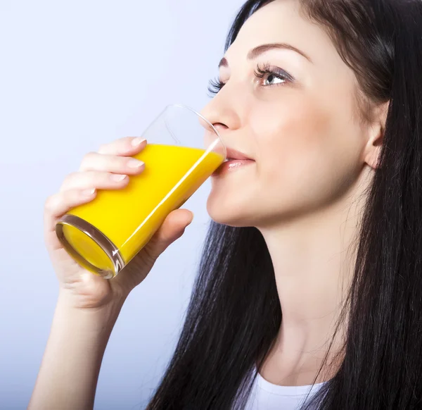 Schönes Mädchen trinkt natürlichen Orangensaft — Stockfoto