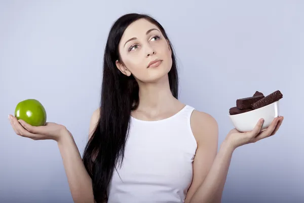 アップルは、チョコレートを保持している若い女性 — ストック写真