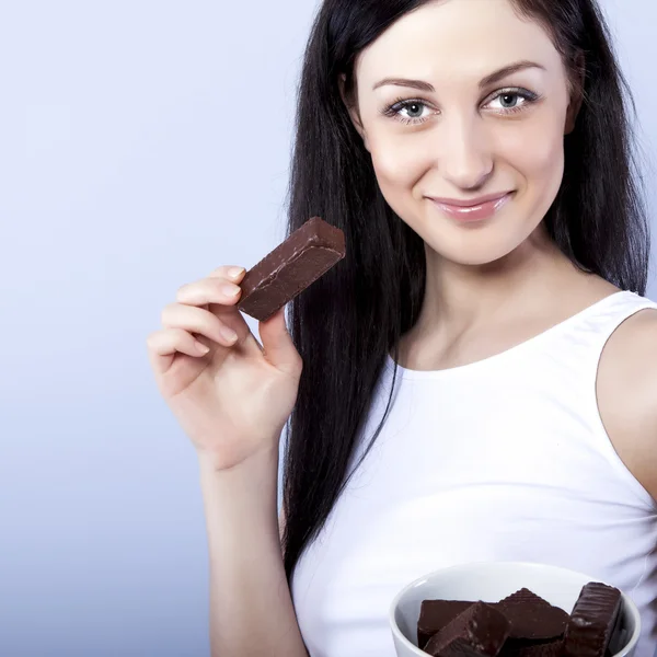 Portrait de belle femme avec un chocolat — Photo