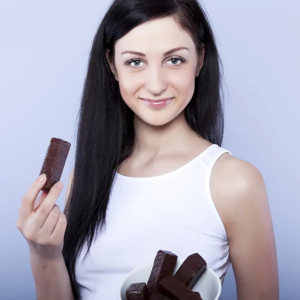 Młoda kobieta jedzenie czekolady — Zdjęcie stockowe