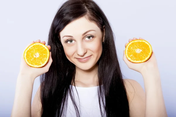 Belle fille avec des oranges — Photo