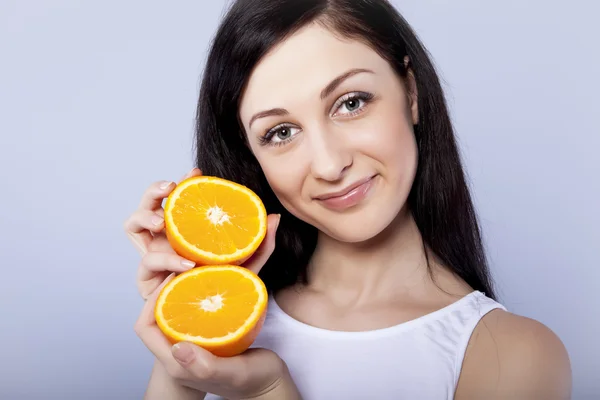 Fiatal boldog lány kezét narancs — Stock Fotó