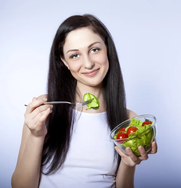 Portret dziewczyny jedzenie sałatka — Zdjęcie stockowe