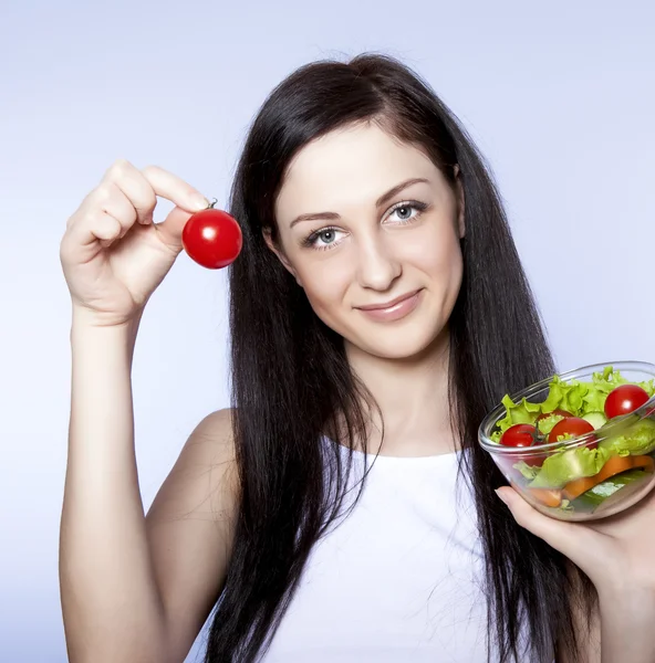 Красивая девушка с овощным салатом — стоковое фото