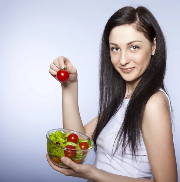 Красивая девушка с овощным салатом — стоковое фото