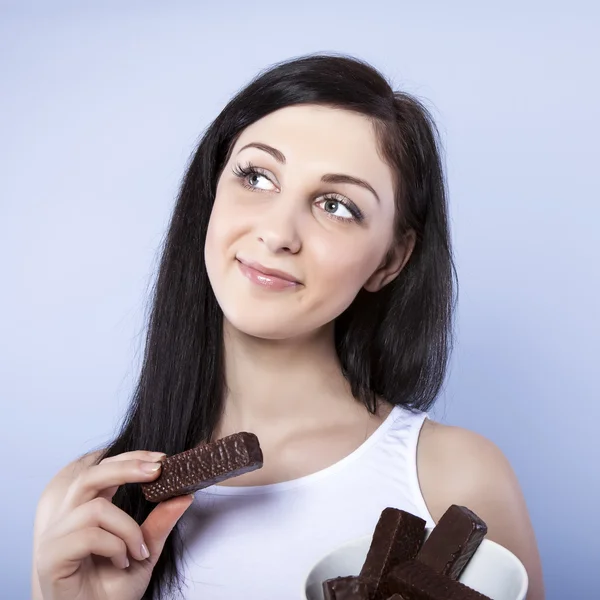 Retrato de mujer hermosa con un chocolate — Foto de Stock