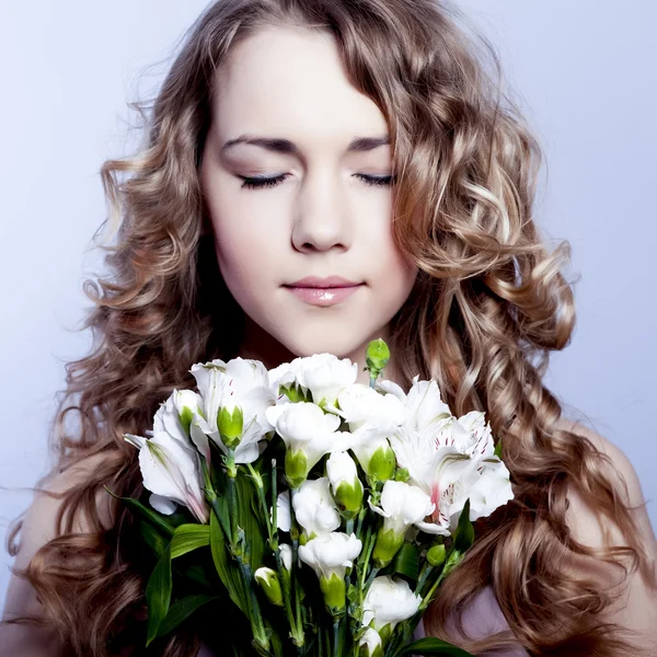 Belle jeune femme avec des fleurs — Photo