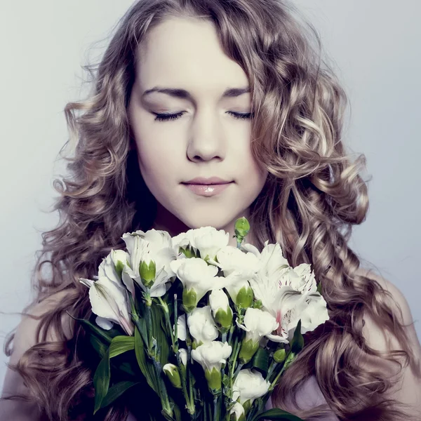 Retrato de bela jovem com flor — Fotografia de Stock