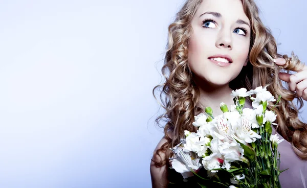 Portret van mooie jonge vrouw met bloem — Stockfoto