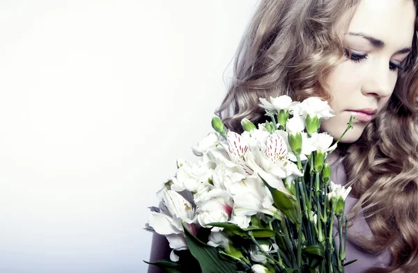 꽃을 든 아름다운 젊은 여자 — 스톡 사진