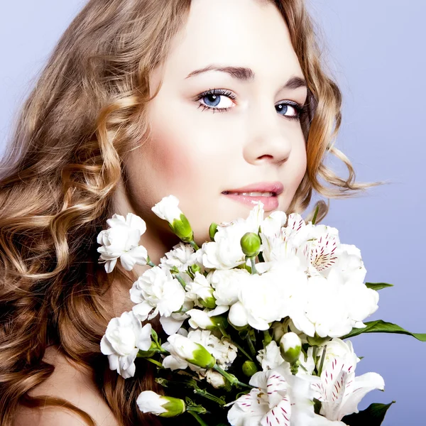 Heureuse jeune femme souriante avec des fleurs — Photo