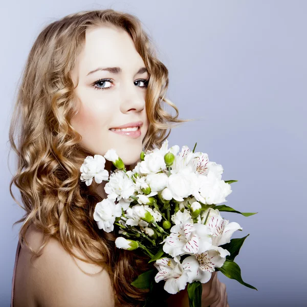 Jovem feliz sorrindo mulher com flores — Fotografia de Stock
