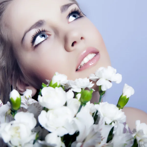 Schöne und sexy Gesicht der Frau mit Blumen — Stockfoto