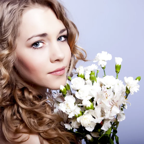 Krásná mladá žena s květinami — Stock fotografie