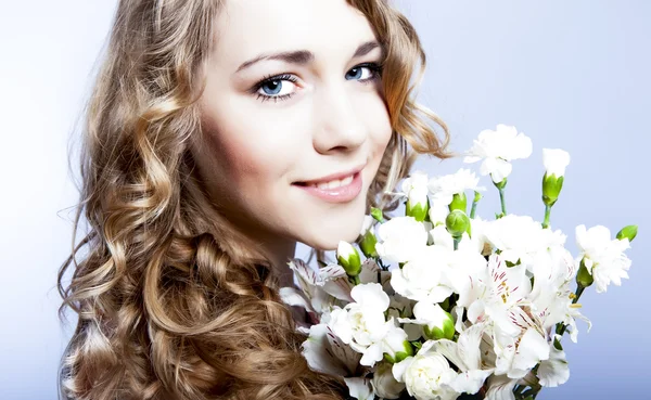 Porträt eines romantischen Mädchens in Blumen — Stockfoto