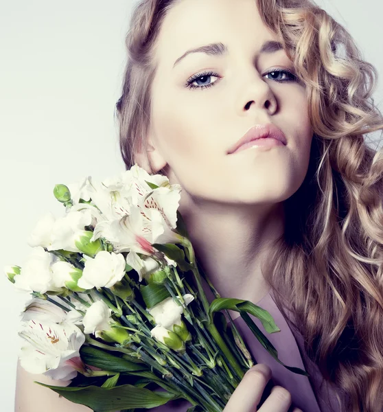 Retrato de chica romántica en flores — Foto de Stock