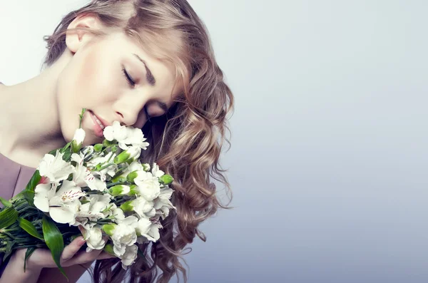 Sinnliches Mädchen mit Blumen — Stockfoto