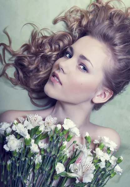Portrait of romantic girl in flowers — Stockfoto