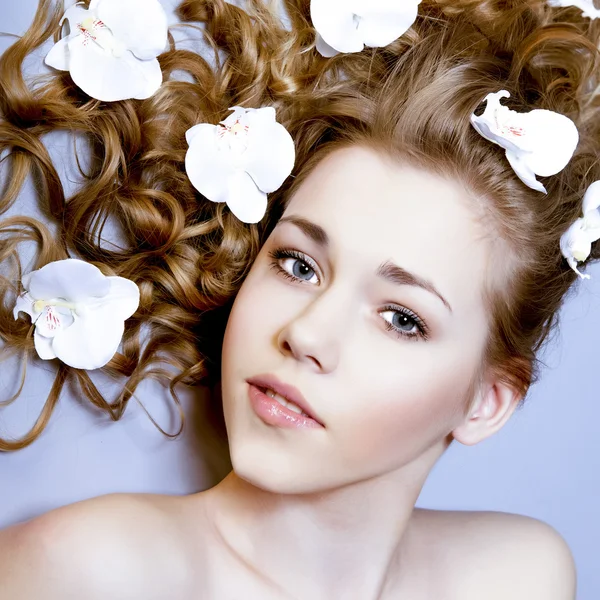 Schönheit Nahaufnahme Porträt junge Frau Gesicht mit Blumen — Stockfoto