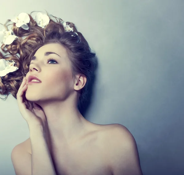 Mulher bonita com flores em seu cabelo — Fotografia de Stock