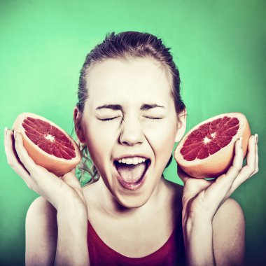 Retrato de mujer joven loca con pomelo