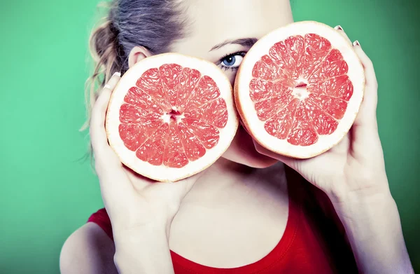 Portrét mladé atraktivní ženy s grapefruit — Stock fotografie