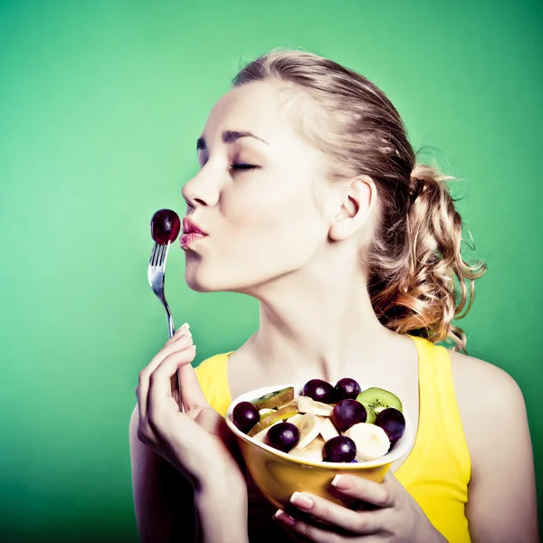Portret van een mooie vrouw, ze eet salade — Stockfoto
