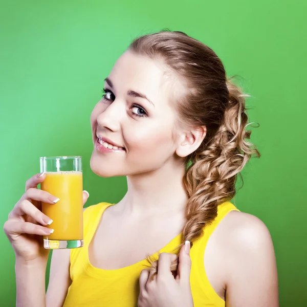 Jeune fille heureuse avec du jus d'orange dans ses mains — Photo