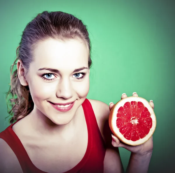 Retrato de mujer joven atractiva con pomelo — Foto de Stock