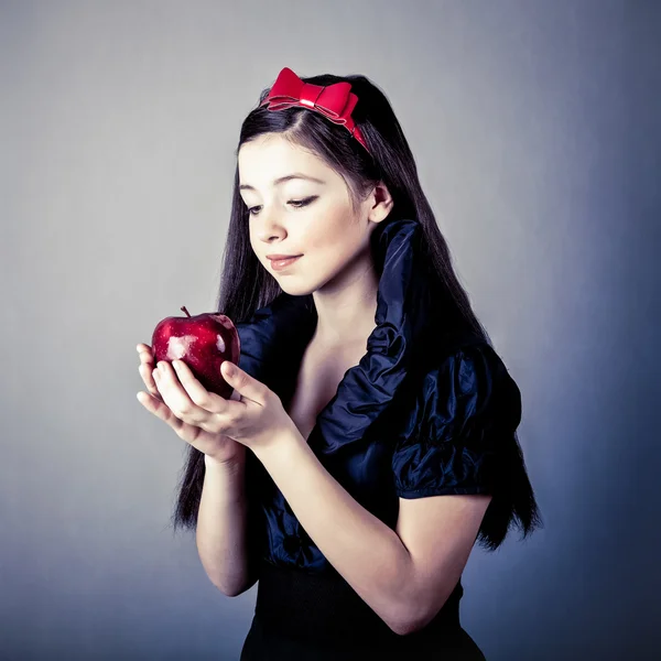 Fantasia ritratto della bella Biancaneve con una mela — Foto Stock