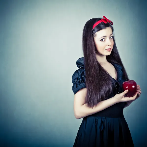 Porträtt av en vacker flicka med ett äpple — Stockfoto