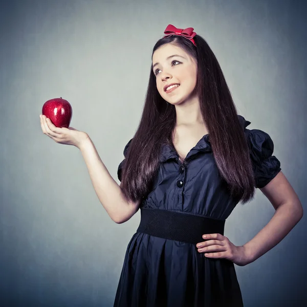 Porträtt av en vacker flicka med ett äpple — Stockfoto