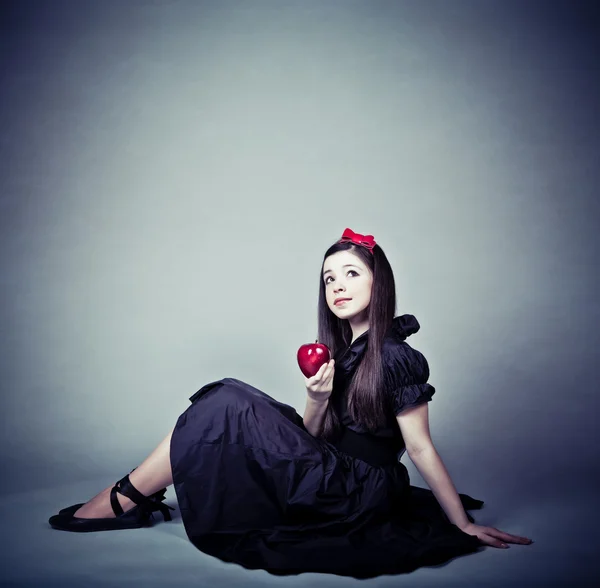リンゴと美しい少女の肖像画 — ストック写真