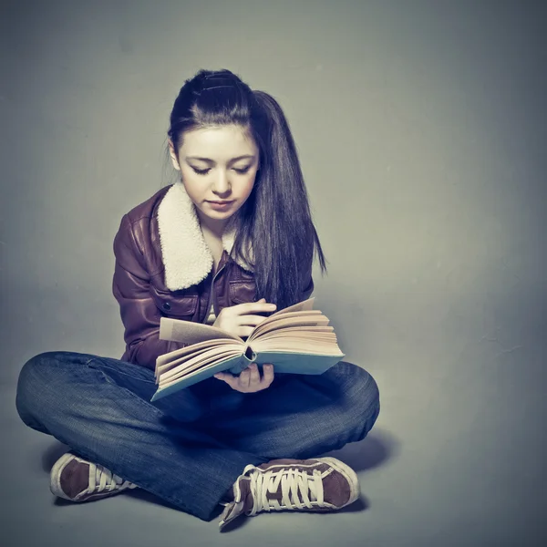 Menina adolescente lê um livro — Fotografia de Stock