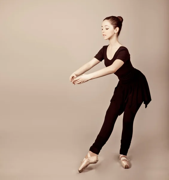 Joven caucásico morena bailarina chica —  Fotos de Stock