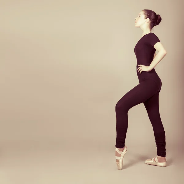 Joven y hermosa bailarina posando en estudio —  Fotos de Stock