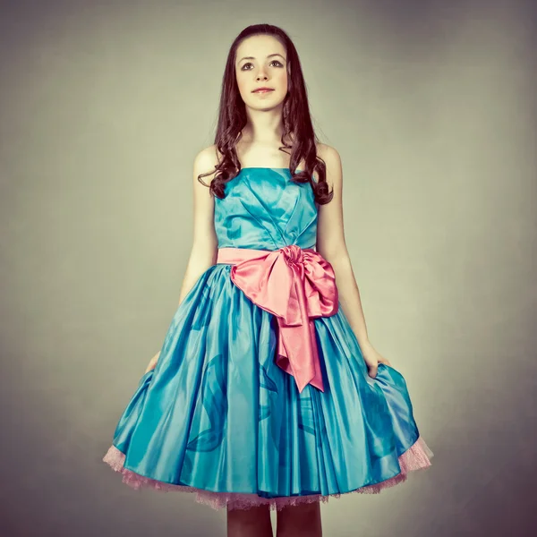 Porträtt av en söt ung flicka klädd som en prinsessa — Stockfoto