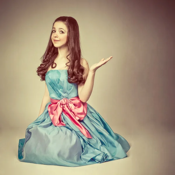 Retrato de una linda joven vestida como una princesa — Foto de Stock