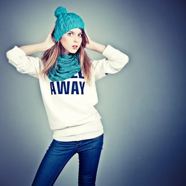 Hermosa adolescente en invierno ropa — Foto de Stock