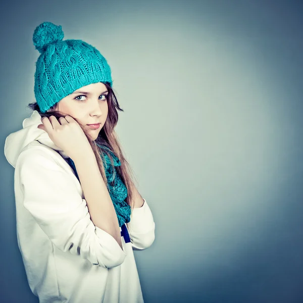 Piękna dziewczyna w zimowych ubraniach — Zdjęcie stockowe