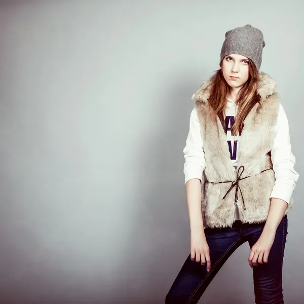 Mode flicka i vinterkläder — Stockfoto
