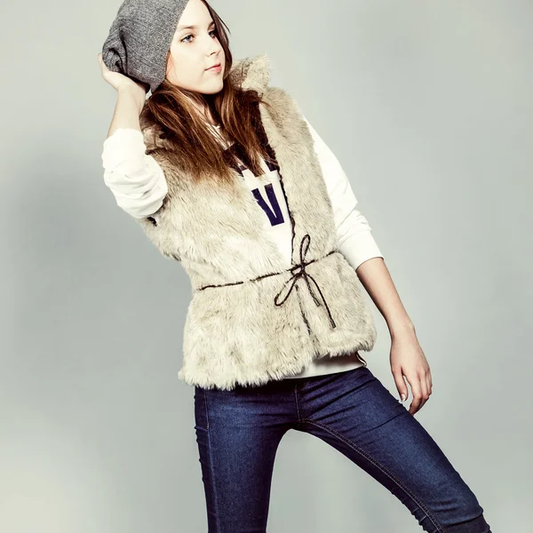 Krásná dívka v zimním oblečení — Stock fotografie