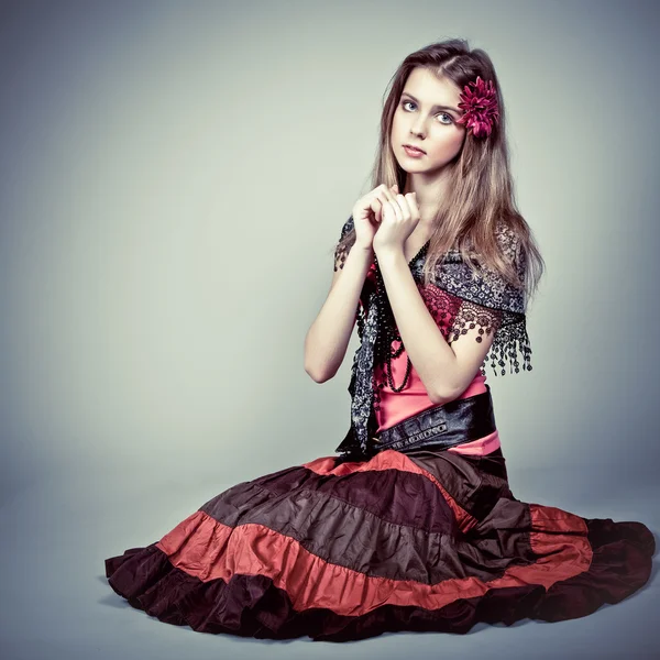 Portret van een mooi meisje zigeuner — Stockfoto