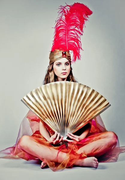 Menina vestida como a Rainha do Oriente — Fotografia de Stock