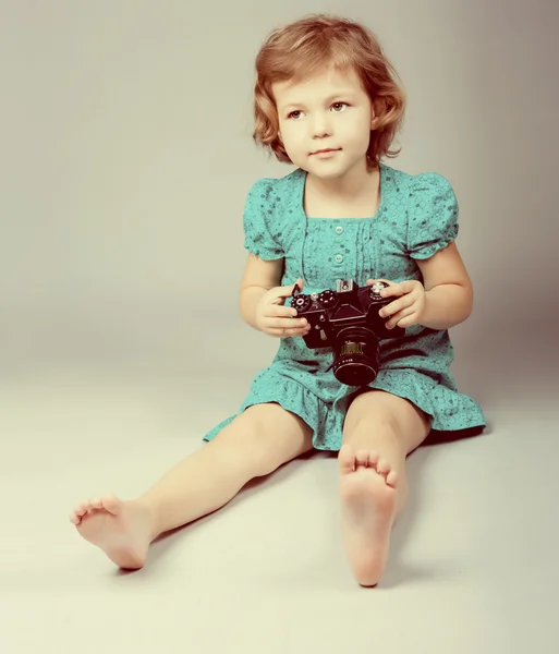 Retrato de bebê menina segurando câmera de fotos — Fotografia de Stock