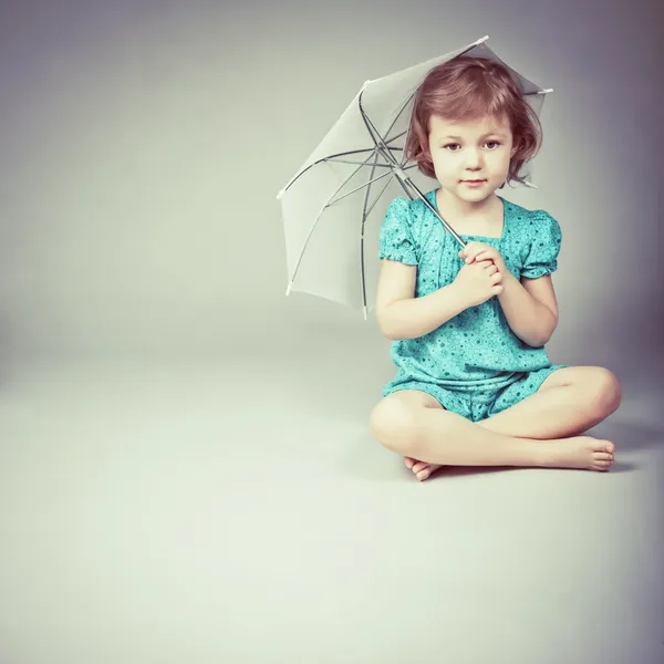 一个小女孩把伞与美容 — 图库照片
