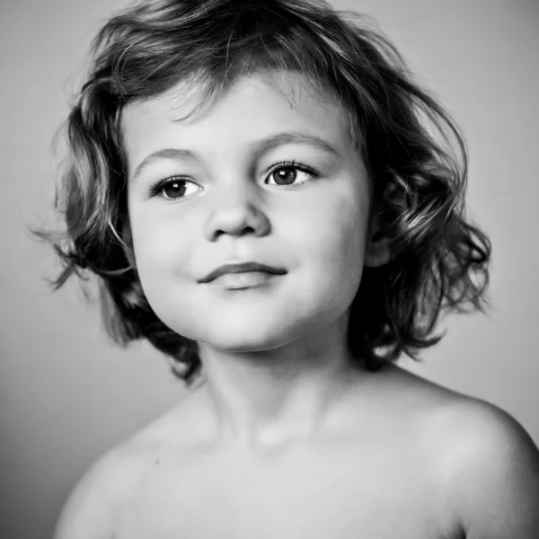 Черно-белый портрет маленькой девочки — стоковое фото