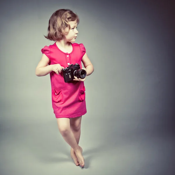 Portret dziewczynka trzymając aparat fotograficzny — Zdjęcie stockowe
