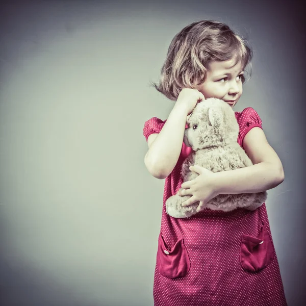 小さな女の子とテディベアの肖像画 — ストック写真