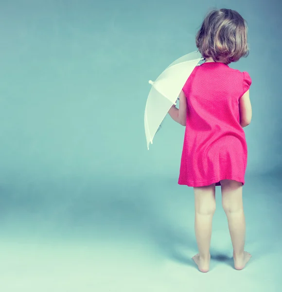 Vrij klein meisje met paraplu — Stockfoto